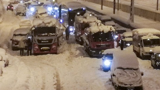 Alarmante në Athinë, 1.200 makina të bllokuara në dëborë për më shumë se 20 orë! Fëmijë, gra shtatzëna dhe të moshuar 'të dorëzuar' në të ftohtin 'siberik' 