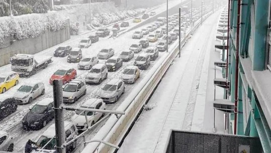 U bllokuan për orë të tëra në dëborë, Mitsotakis kërkon nga kompania koncensionare të dëmshpërblejë me 2000 euro çdo makinë