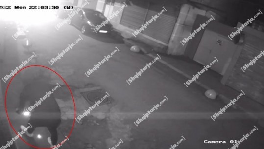 VIDEO/ Momenti kur një i ri vendos tritolin në derën e shtëpisë së Armand Dukës! Me kapuç e doreza dhe me një qetësi 'olimpike'! Shpërthimi i fuqishëm, policia vjen menjëherë