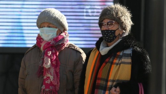 FOTOT/ Temperaturat nën zero, qytetarët veshin shallin dhe xhupin më të ngrohtë, i ftohti 'mbërthen keq' vendin, por nuk i pengon të dalin nga shtëpia 