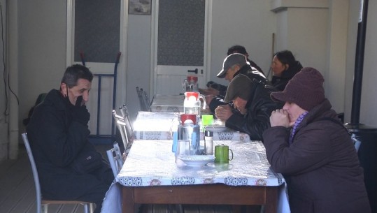 Të braktisur nga fëmijët, pensionistët në Tiranë kanë gjetur ‘strehë’ në mensën e ‘dashurisë’! Report Tv sjell tre histori: E vështirë të jetosh vetëm, të paktën këtu ha gjellë