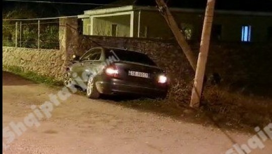 Aksident në Shkodër, 15-vjeçari humb kontrollin e makinës dhe përplaset me murin, mbetet i plagosur bashkë me shokun e tij