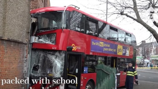 Autobusi del nga rruga dhe përfundon brenda dyqanit në Londër, plagosen 19 persona