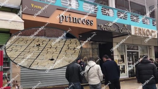 Me anti-djersë si armë e ftohtë, burrë e grua në Shkodër tentojnë të vjedhin argjendarinë, përleshen me pronarin