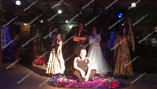 VIDEOLAJM/ Skandalet në FSHF, si harbohej Duka me balerinat në 'haremet' e Bjellorusisë, me fanellën kuqezi veshur