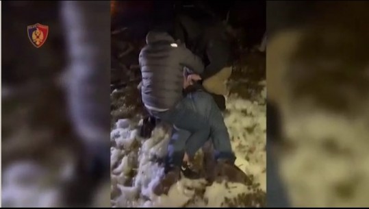 Të shtrirë në dëborë dhe me pranga në duar, video nga arrestimi i 3 trafikantëve! Kapen rreth 50 kg kanabis në Lezhë