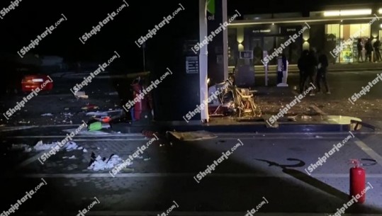 VIDEO/ Aksident në aksin Vlorë-Fier, drejtuesi i ‘Benz’-it humb kontrollin, përplaset me depozitën e naftës në një karburant, dy të plagosur 