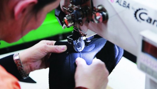Tekstilet e këpucët në Shqipëri 'mbyten' nga kërkesat për punë nga “Dolce Gabbana”, “Clarks” e “Geox', fabrikat kthejnë mbrapsht kërkesat sepse nuk i përballojnë dot