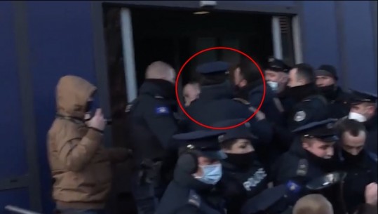 VIDEO/ Burri i ish-ministres shqiptare godet me shuplakë policin në protestë