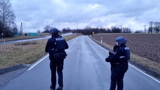Vriten dy efektivë policie në Gjermani, komunikimi i fundit në radio: Ata po qëllojnë mbi ne