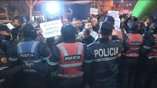Banorët e '5 Majit' në protestë, ndërhyn Policia: Lironi rrugën, po ktheheni në burim aksidentesh