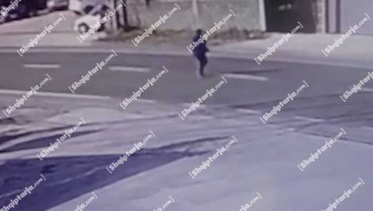 Pamje të rënda nga aksidenti tragjik në Elbasan, momenti kur makina hedh disa metra në ajër 50-vjeçaren (VIDEO)