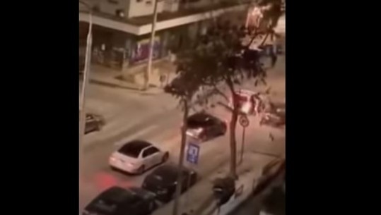 Ulërima në errësirë, dalin pamjet disa momente pasi shqiptari qëlloi për vdekje me thikë të riun në Selanik (VIDEO)