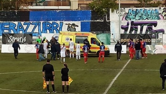 Fotolajm/ Ra pa ndjenja në fushë, momenti kur trupin i futbollistit shqiptar në Greqi ngrihet për t'u transportuar në spital