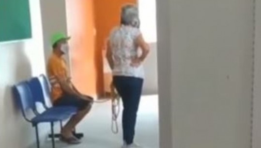 Refuzoi të bënte vaksinën anti-COVID, gruaja nga Meksika gjen zgjidhjen, lidh burrin me litar dhe e çon te qendra shëndetësore (VIDEO)
