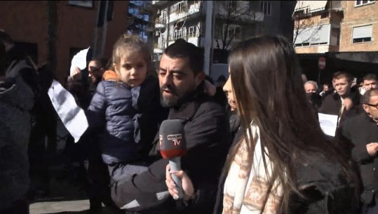 Me vajzën e vogël në krah, banori proteston pas  prishjes së shtëpisë: Na kanë nxjerrë në rrugë, kam 3 fëmijë