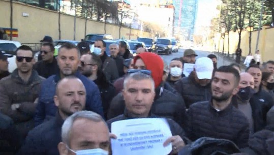 Bori makinash dhe trafik, protesta bllokon rrugën e Elbasanit! Banori: Stacioni i radhës përfaqësia Bashkimit Evropian. 