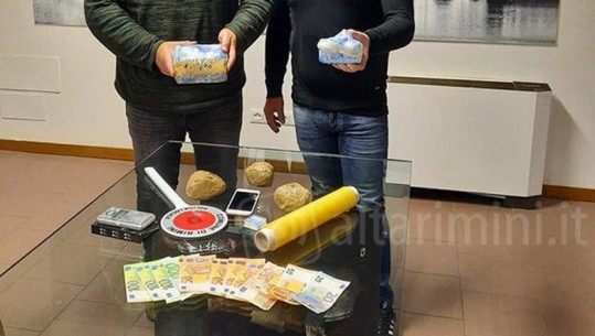 U kap ‘mat’ me kokainë në lavanderinë ku punonte, arrestohet shqiptari në Itali! I tha gjykatës se po ndihmonte një patriot 