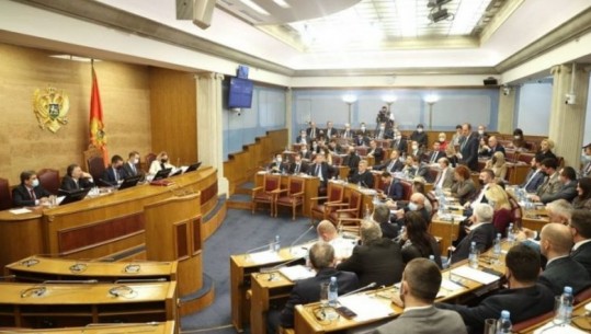Rrëzohet qeveria e Malit të Zi, 43 deputetë të opozitës votojnë pro mocionit të mosbesimit ndaj Krivokapiç