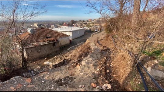 Erozioni rrezikon banesat në fshatin Tresh të Lezhës, banorët: Ka ikur një mal, na ka ardhur dheu në rrëzë të shtëpisë! Shembet rruga, 6 familje të izoluara prej 3 muajsh