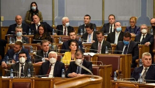 Bie qeveria e Malit të Zi, DW: Mocioni i mosbesimit i hap rrugë emërimit të një kryeministri shqiptar