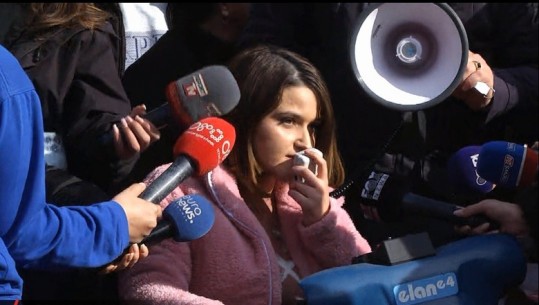 Tetraplegjikja Enjola Duraku në protestën para Kryeministrisë: Unë kërkova rrugë se nuk ecja dot, ata më prishin shtëpitë