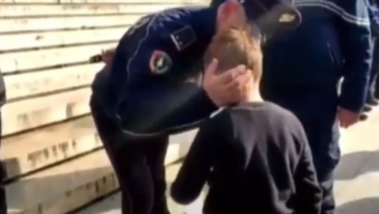 Gjesti prekës i policit gjatë protestës para kryeministrisë, puth në faqe fëmijën që do i shembet shtëpia  (VIDEO)
