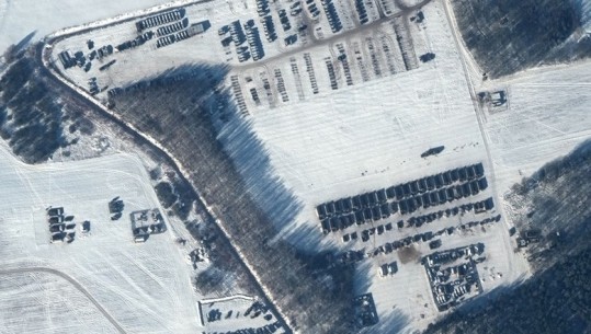 Imazhet satelitore, trupat ushtarake dislokohen në afërsi të kufirit midis Bjellorusisë dhe Ukrainës