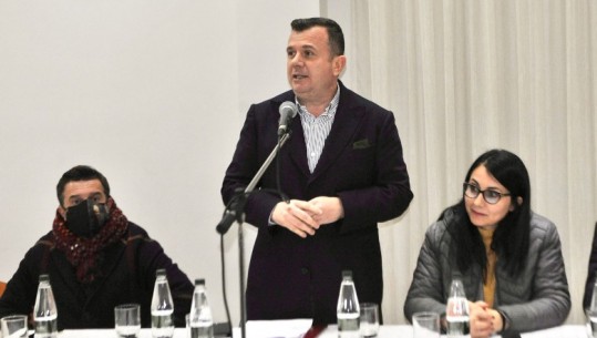 Drejtuesi i PS në Fier prezanton kandidaten e Lushnjës, sulmon opozitën: Kandidatët e Berishës dhe të Bashës janë njësoj, një përzierje midis grateve dhe non-gratave