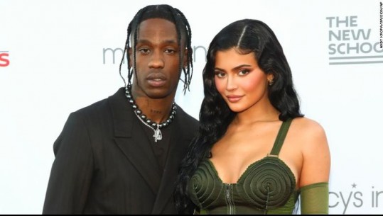 Kylie Jenner dhe Travis Scott bëhen prindër për herë të dytë, miliarderja ndan foton e djalit