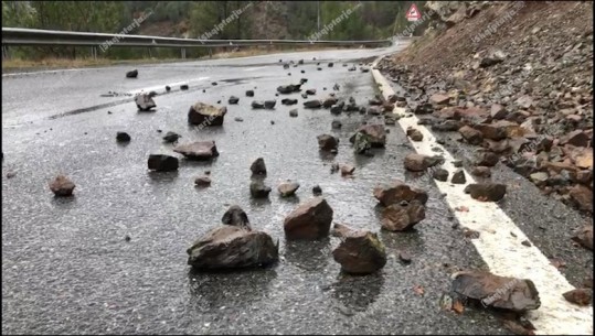 Bien gurë të mëdhenj në rrugën Skuraj–Burrel, shoferët ndalojnë dhe i largojnë vetë! Firma kontraktore nuk ndërhyn