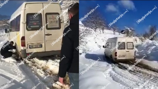 Reshjet e dendura të dëborës, bllokohet furgoni me 15 mësues në Velçan të Pogradecit