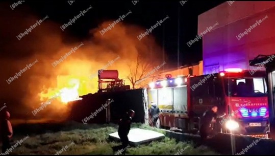 Digjet mobilieria në Nikël, video nga zjarri! 3 zjarrfikëse në 'luftë' me flakët, era e fortë rrezikon edhe magazinat ngjitur  