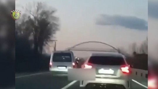 Bënte parakalime të gabuara në rrugë, qytetarët e nxjerrin shoferin ‘zbuluar’ në rrjetet sociale, policia e ndëshkon (VIDEO)