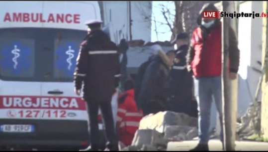 Mbërrin ambulanca te '5 Maji', njërit prej banorëve i bie të fikët