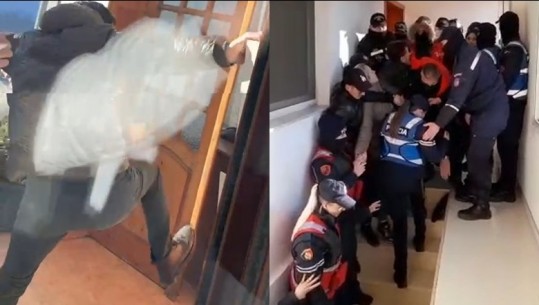 VIDEOLAJM/ ‘A e kupton se ai ka vdekur sot’, momenti prekës kur policia futet brenda shtëpisë! Nxjerr edhe gazetaren me forcë
