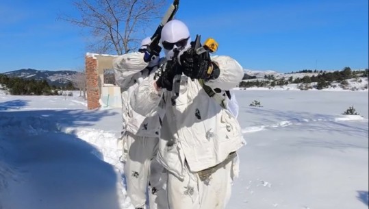 Forcat Speciale të ushtrisë sfidojnë terrenin dhe borën, pamje nga stërvitja në Voskopojë