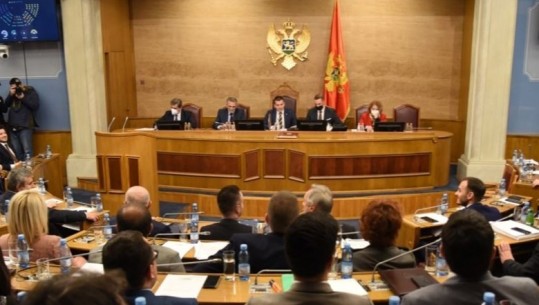 Rrëzimi i qeverisë dhe shkarkimi i kryeparlamentarit, tre skenarët që mund t’i japin fund krizës në Mal të Zi