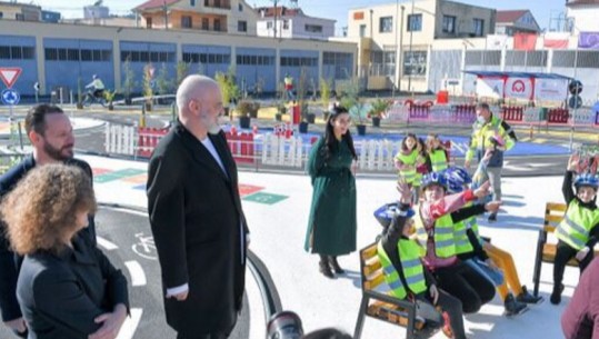 Edukim përmes argëtimit, hapet në Tiranë këndi 'Qyteti i Trafikut' për informimin e fëmijëve mbi rregullat e qarkullimit! Rama: Do të shtrihet në të gjithë qytetet
