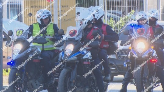 VIDEOLAJM/ I shoqëruar me 4 motorë policie, momenti kur Saimir Tahiri del nga '313'-ta për t'u transferuar në burgun e Fierit