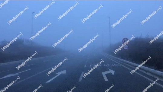 Kukësi zgjohet i mbuluar nga një mjegull e dendur, vështirësi në qarkullimin e mjeteve në Rrugën e Kombit