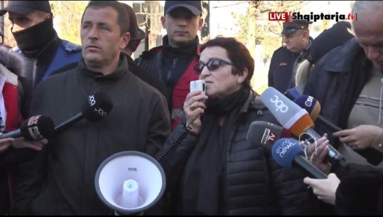 Protestuesja nga Bashkia e Tiranës: Dyert mund t’i mbyllni me zinxhir, por jo fjalën e lirë! Nuk kemi dalë kundër pushtetarëve, kërkojmë vetëm të drejtën tonë