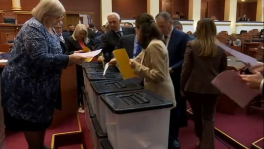 Zgjatja e afateve të vettingut, nis votimi në Kuvend
