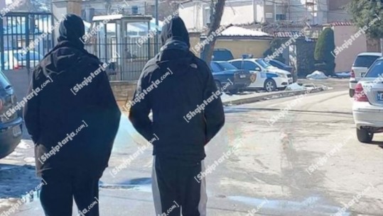 Vrasja e 19-vjeçarit grek/ I shoqëruar nga një person tjetër, momenti kur 20-vjeçari vetëdorëzohet në policinë e Korçës