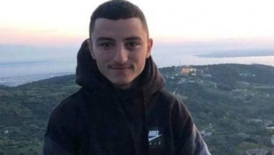 U vetëdorëzua në policinë e Korçës për vrasjen e 19-vjeçarit në Greqi, i riu shqiptar u dorëzohet autoriteteve greke 