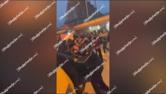 VIDEO/ Protesta e '5 majit', momenti kur banorët përplasen me efektivët e 'Shqiponjave' dhe rrëzohen në tokë