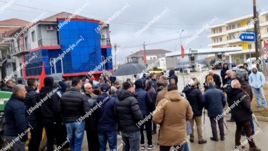 Prodhime të pashitura dhe rritja e çmimeve, fermerët e Devollit ngrihen në protestë: Duke na braktisur, braktisni edhe Shqipërinë! Çmimet janë trefishuar