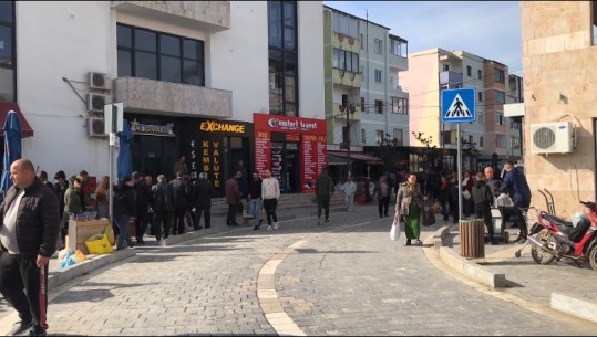 Qyteti i Belshit pa treg, ushqimet shiten në rrugë! Ankohen tregtarë e qytetarë: Duhet një vend dinjitoz