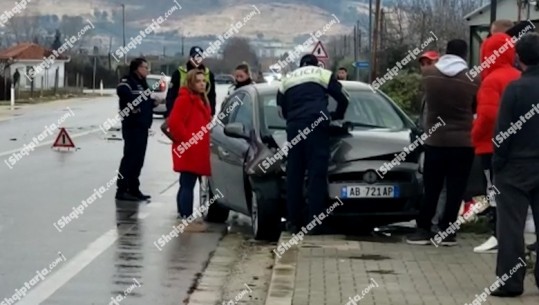 Aksident në Kuçovë, përplasen 2 makina, njëra përfundon në kanal! Shkak parakalimi i gabuar (VIDEO)