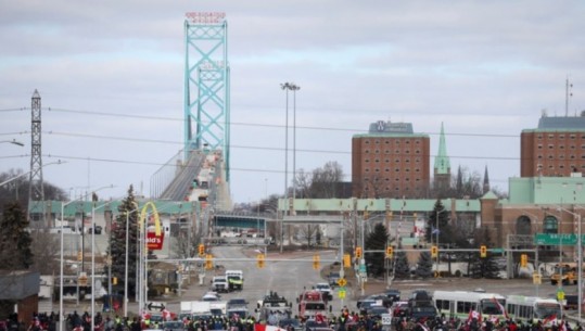Kanada/ Policia bën arrestime në përpjekjet për të zhbllokuar urën me Shtetet e Bashkuara! Qytetarët protestojnë kundër masave anti-COVID